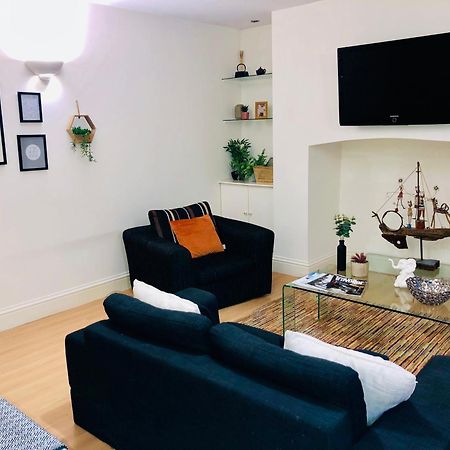 Contemporary Large Apartment In An Ideal Location Μπαθ Εξωτερικό φωτογραφία