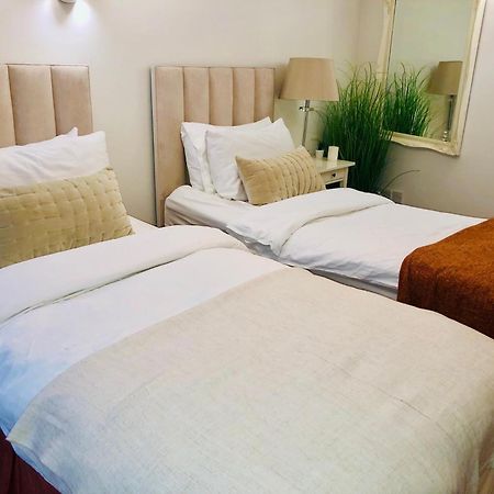 Contemporary Large Apartment In An Ideal Location Μπαθ Εξωτερικό φωτογραφία