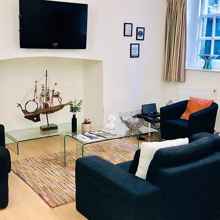 Contemporary Large Apartment In An Ideal Location Μπαθ Εξωτερικό φωτογραφία