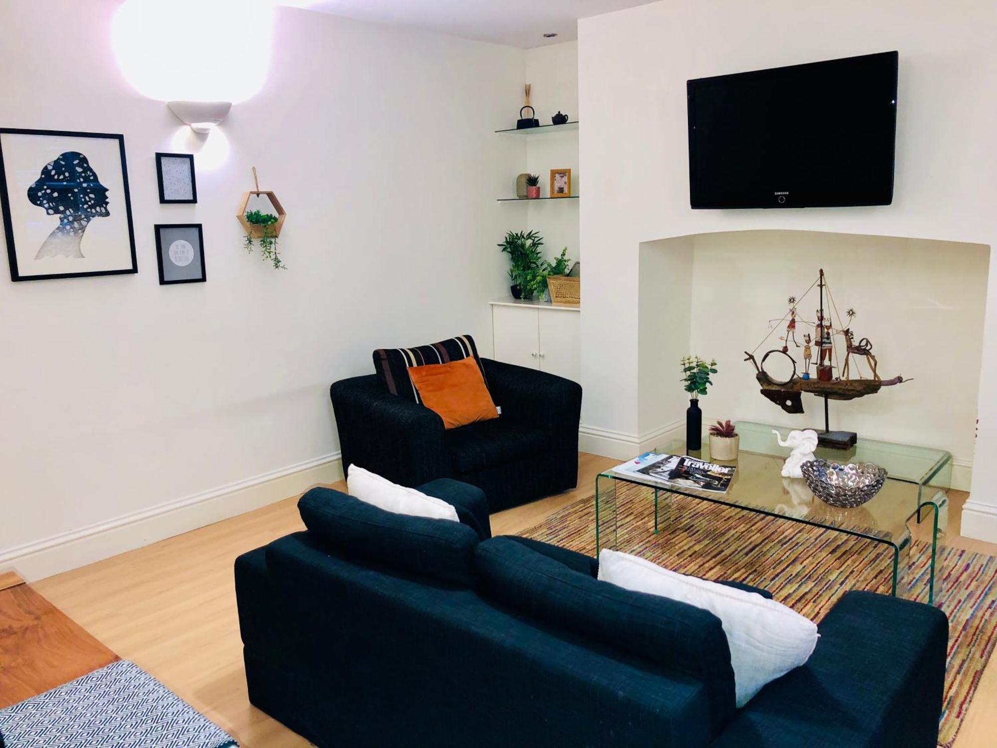 Contemporary Large Apartment In An Ideal Location Μπαθ Εξωτερικό φωτογραφία