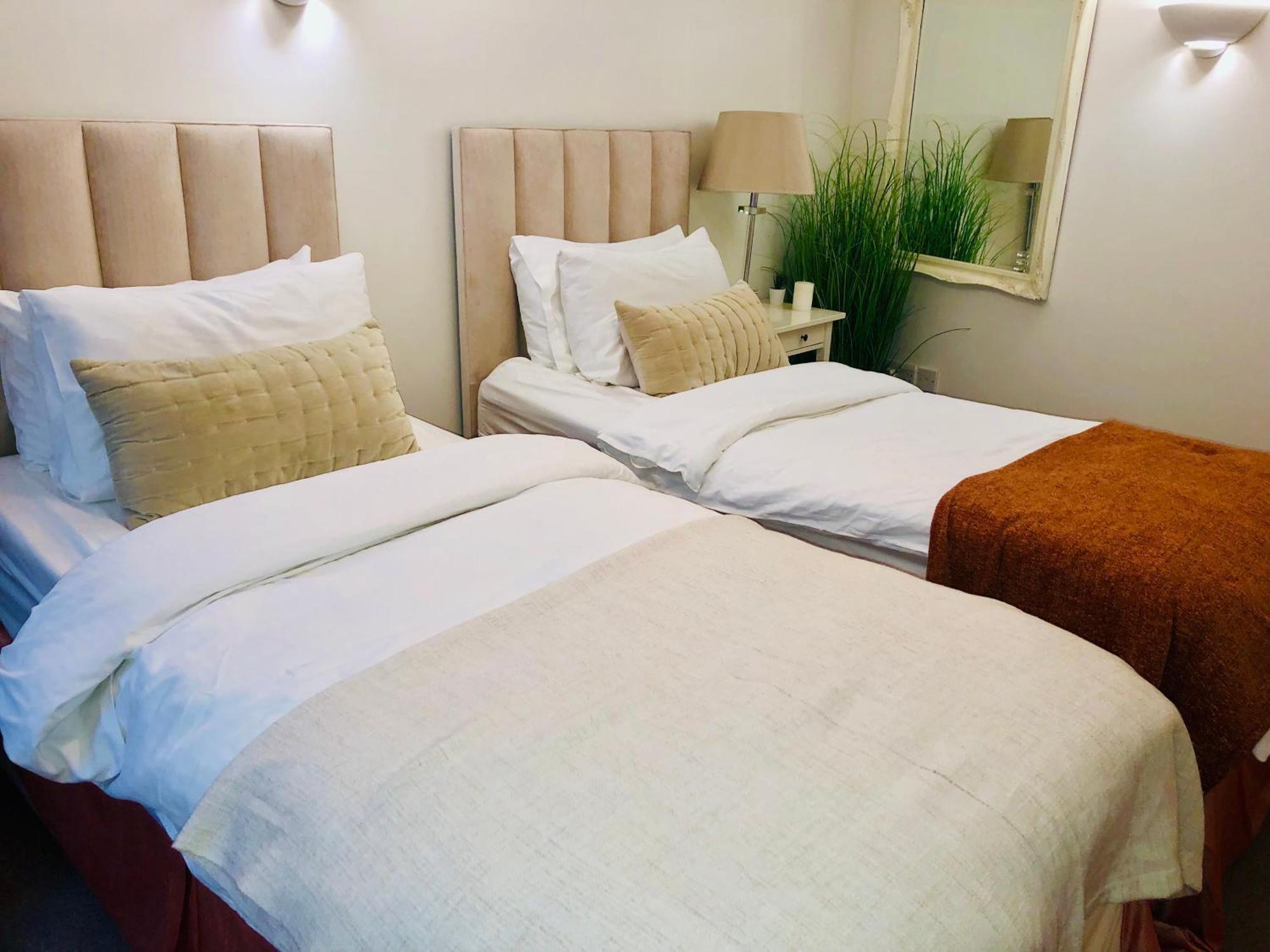 Contemporary Large Apartment In An Ideal Location Μπαθ Εξωτερικό φωτογραφία
