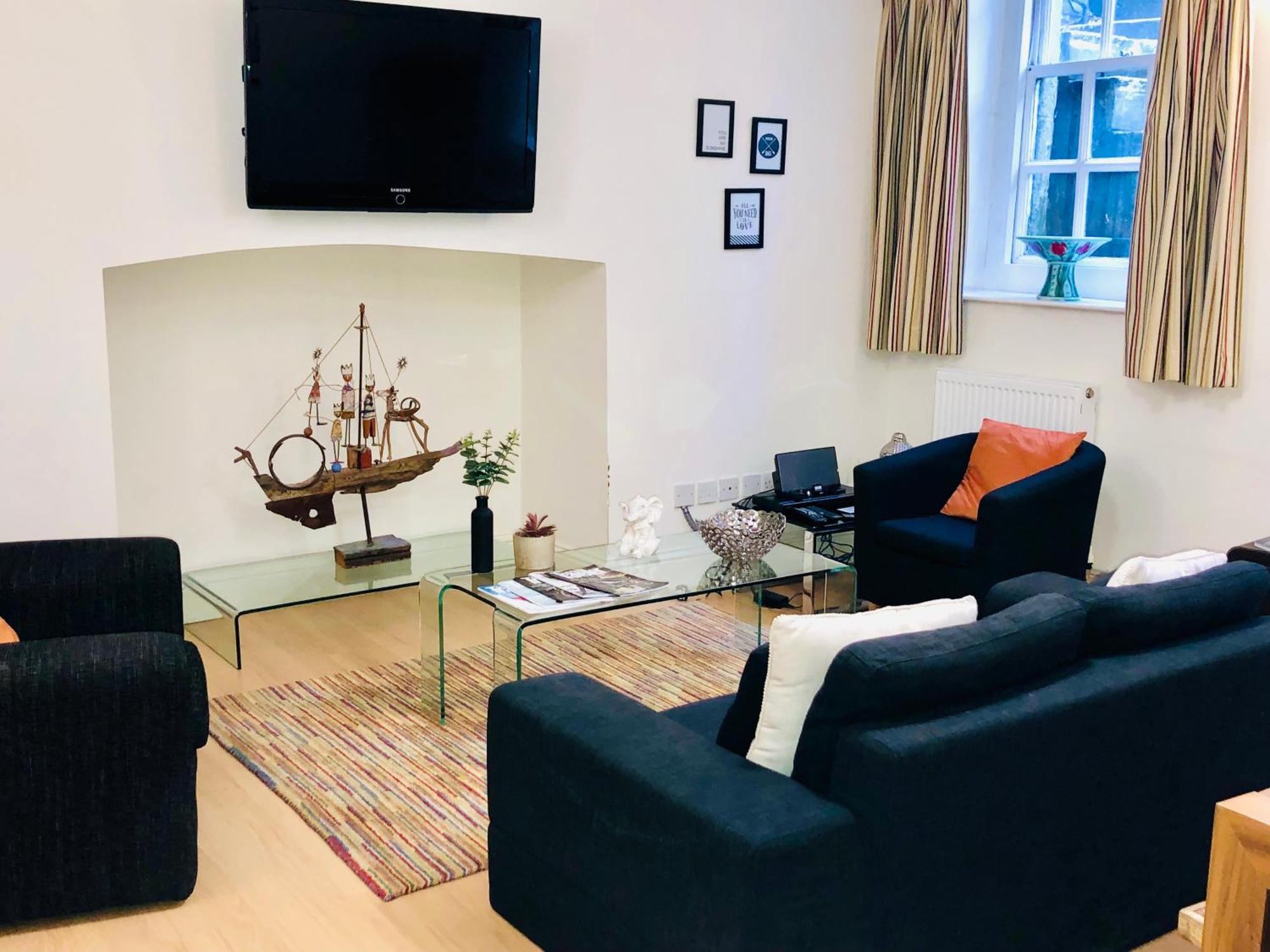 Contemporary Large Apartment In An Ideal Location Μπαθ Εξωτερικό φωτογραφία