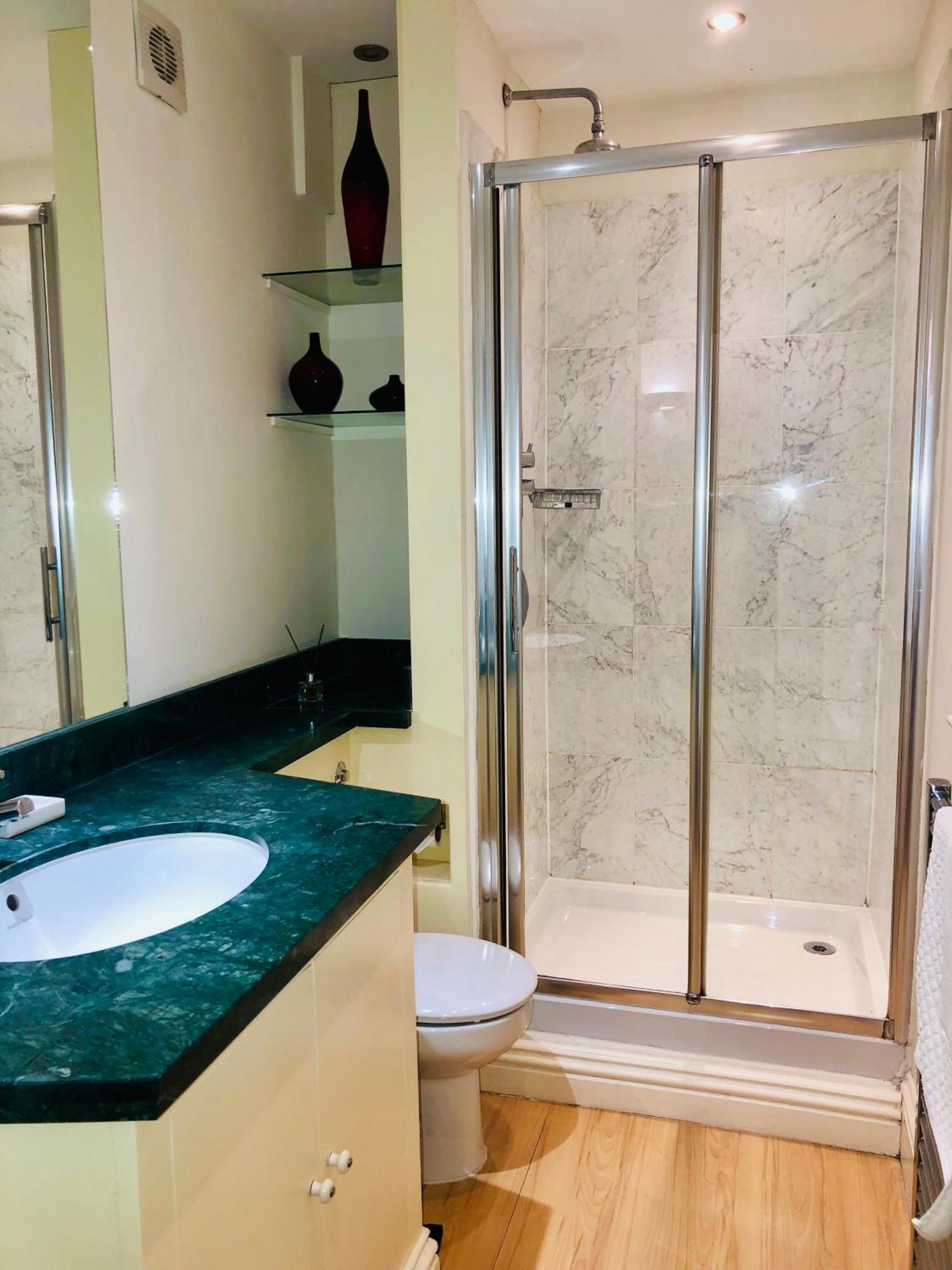 Contemporary Large Apartment In An Ideal Location Μπαθ Εξωτερικό φωτογραφία