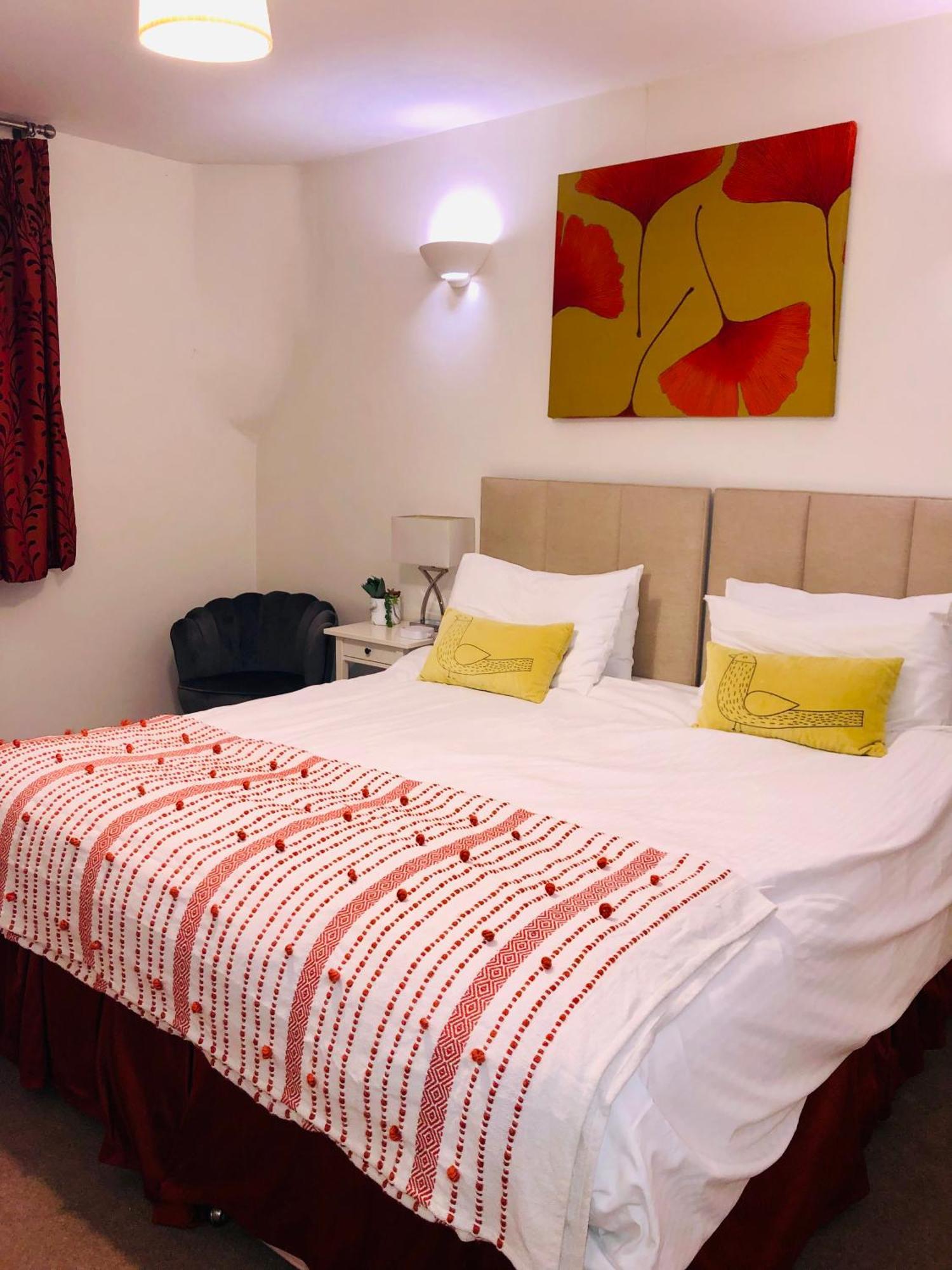 Contemporary Large Apartment In An Ideal Location Μπαθ Εξωτερικό φωτογραφία